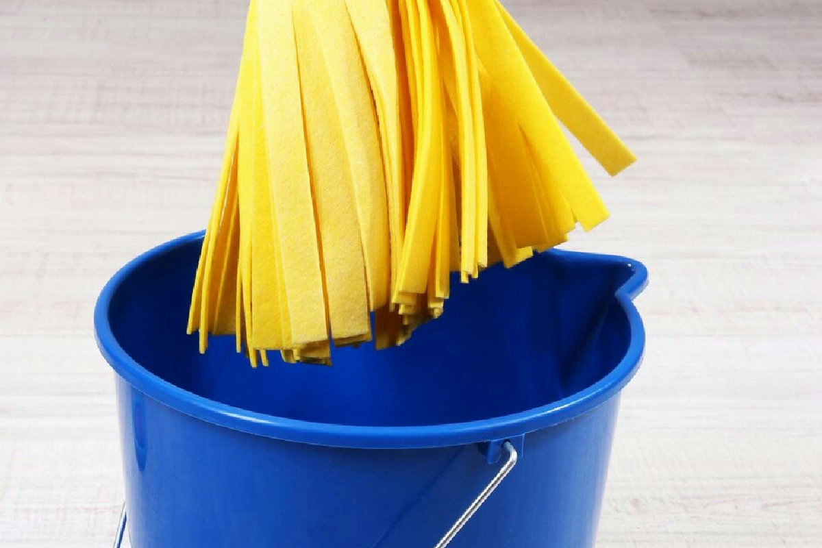 L’ingrediente segreto nell’acqua elimina fatica e sporco per pavimenti brillanti come quelli di un hotel di lusso