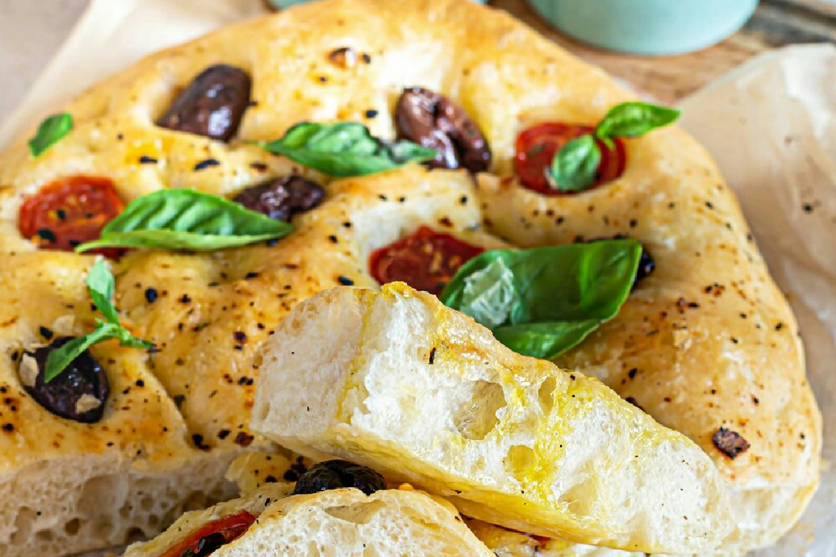 Quando il profumo di focaccia invade la casa: la morbidezza ricca di olio che delizia il palato
