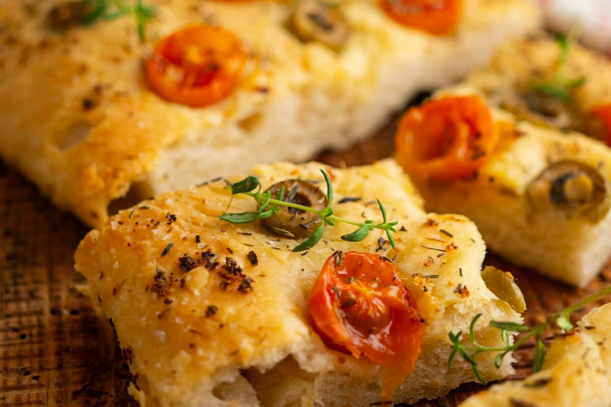 Quando il profumo di focaccia invade la casa: la morbidezza ricca di olio che delizia il palato