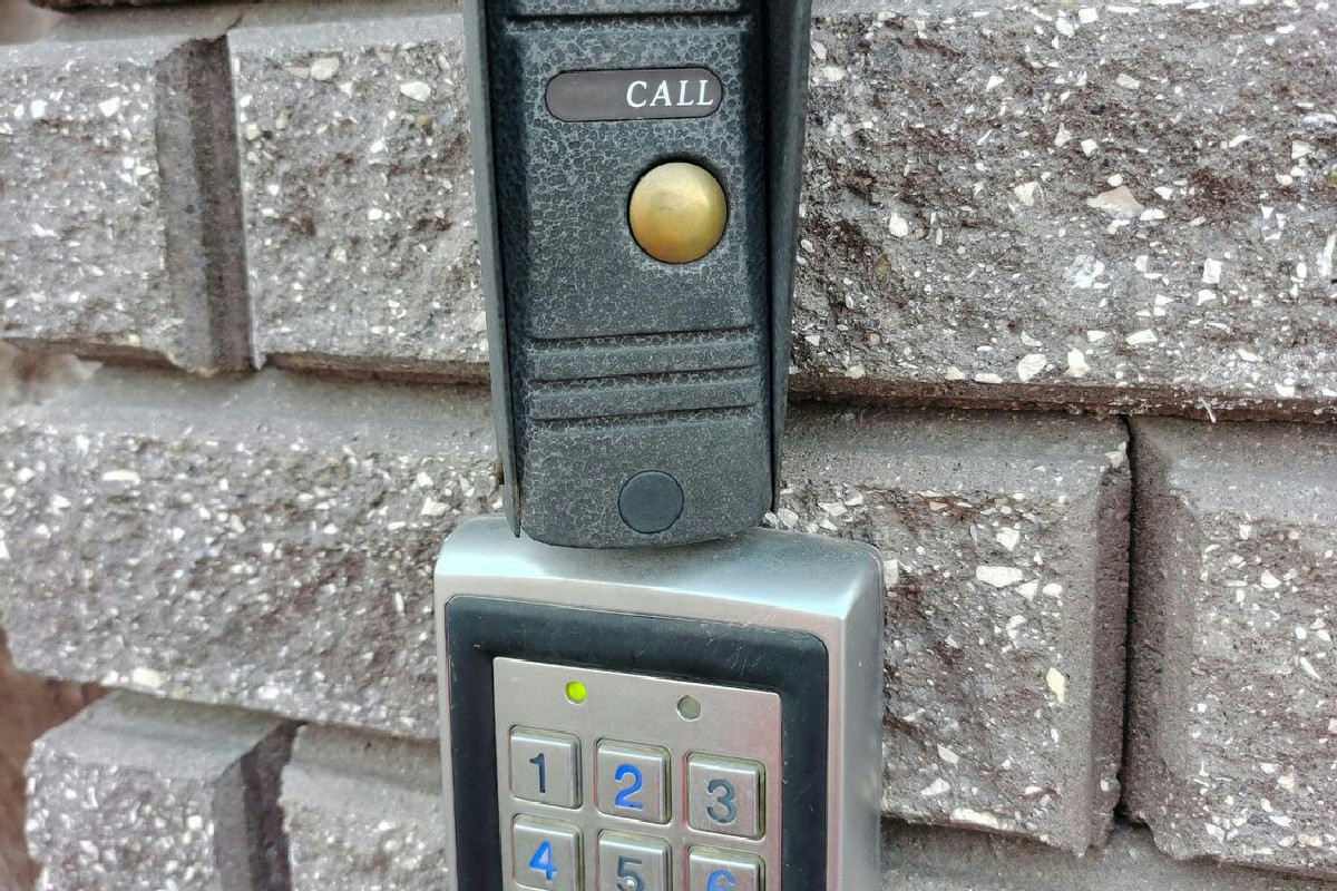 Segnali al citofono: cosa indica la X accanto al nome e chi rischia furti in casa