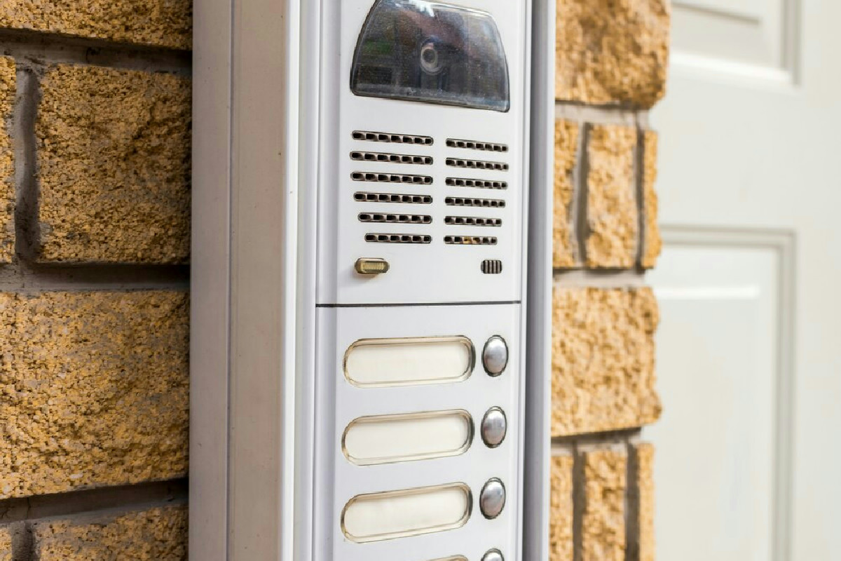 Segnali al citofono: cosa indica la X accanto al nome e chi rischia furti in casa