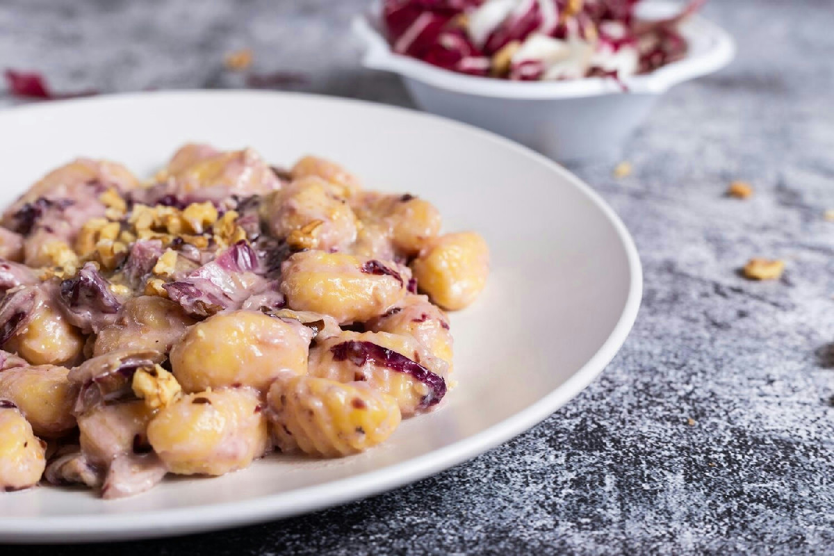 Il segreto per gnocchi cremosi con radicchio tostato e profumo intenso di stagione